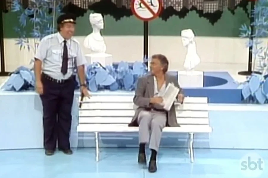 O banco mais famoso do Brasil está em luto. O SBT manifestou-se oficialmente na manhã desta terça-feira (24/03) sobre o falecimento do humorista Roberto Marquis, aos 83 anos. Conhecido nacionalmente por dar vida ao memorável Guarda Juju e ao personagem Teobaldo em A Praça é Nossa, Marquis foi um dos pilares do humorístico por décadas.