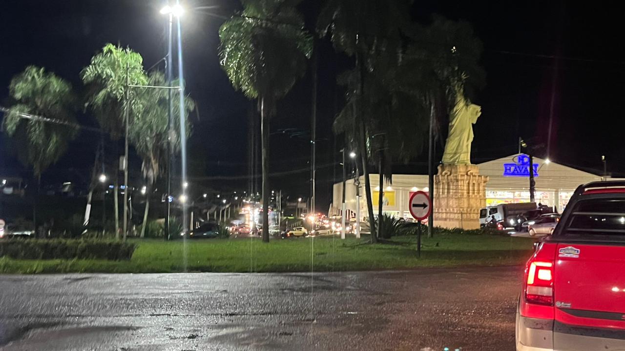 Motoristas desviam pelo estacionamento da Havan após alagação na Estrada do Calafate em Rio Branco.