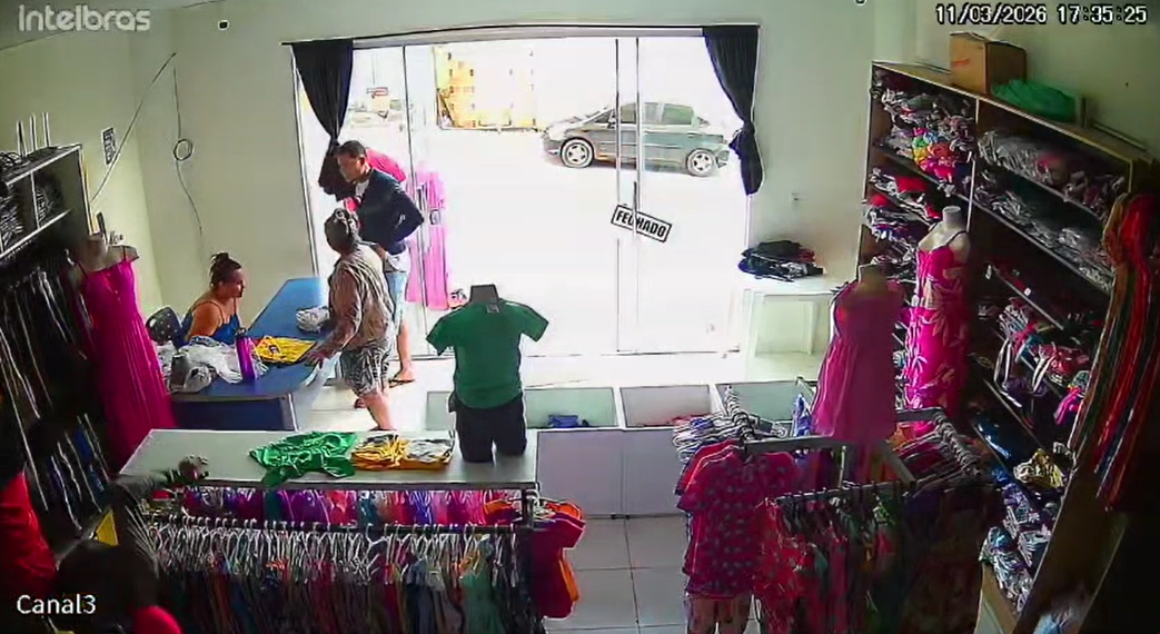 Ao chegar em frente ao estabelecimento, o motorista foi rendido pelos criminosos.Ao chegar em frente ao estabelecimento, o motorista foi rendido pelos criminosos.