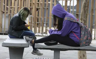 Uso contínuo de celular com a cabeça inclinada para baixo pode gerar problemas na cervical.