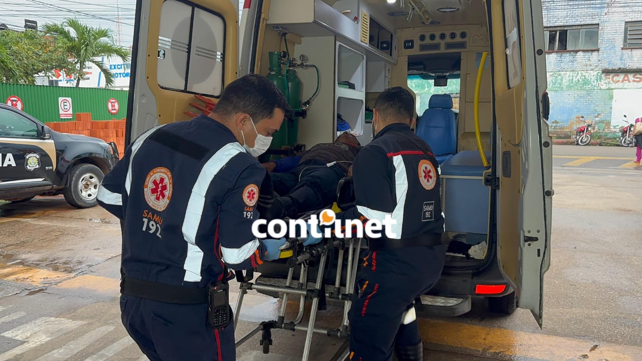 Vítima sendo socorrida por paramédicos/Foto: ContilNet