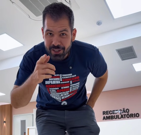 Secretário inicia vídeo em tom de brincadeira