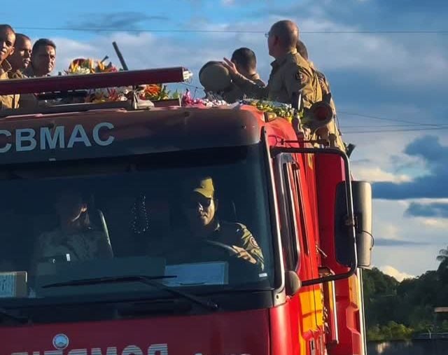 O corpo foi conduzido em um caminhão da corporação