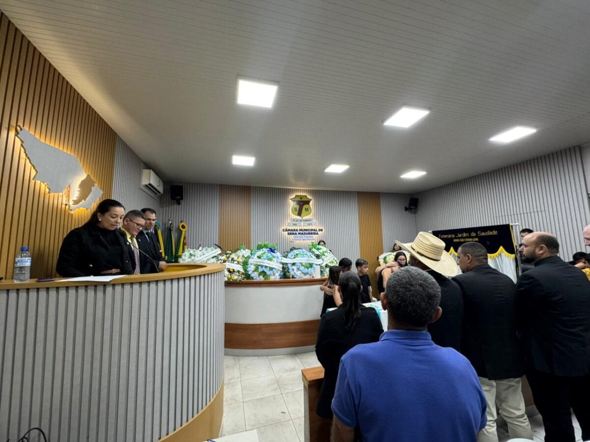 O ato foi marcado por discursos emocionados e manifestações de pesar.