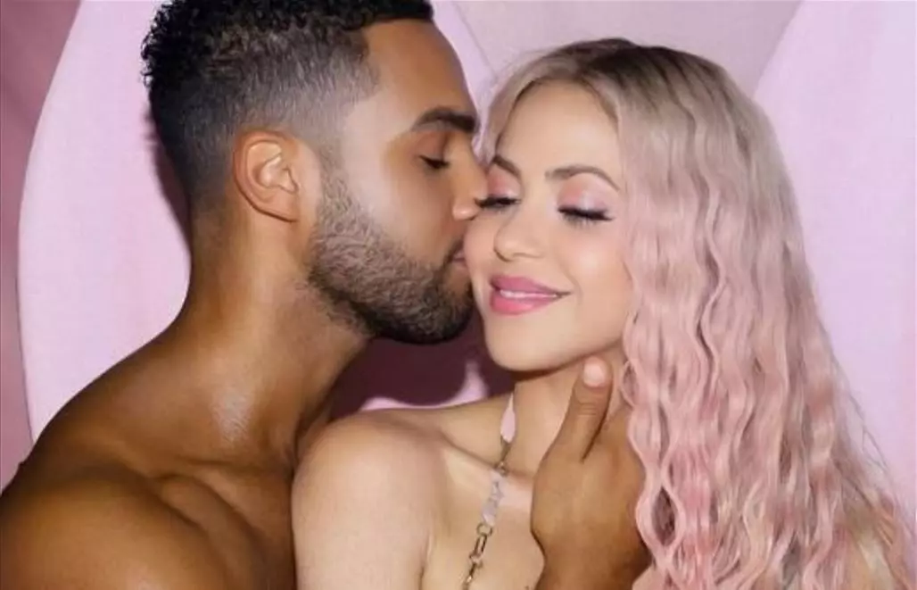 Shakira assume romance com ator 17 anos mais jovem