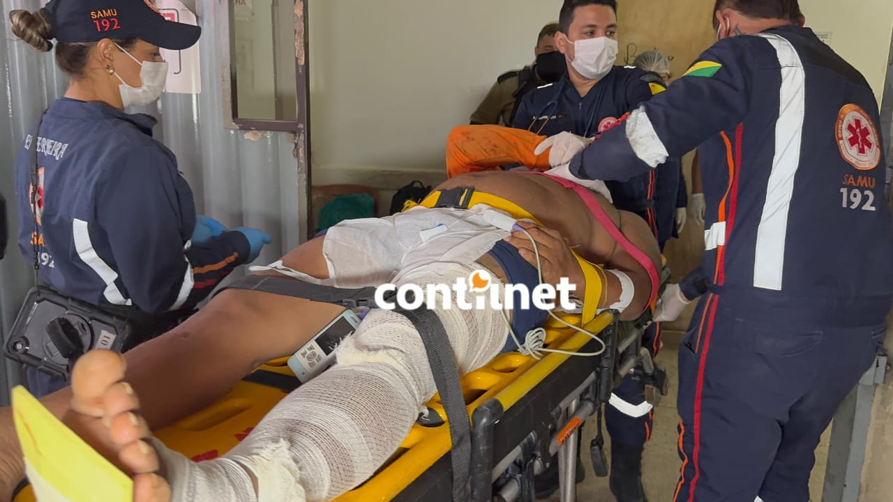 Vítima sendo socorrida por paramédicos/Foto: ContilNet