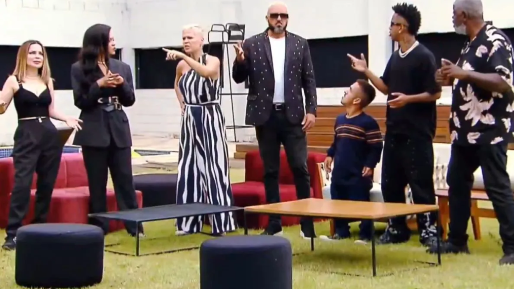 Sósias de artistas durante cena do falso reality “Sósias dos Artistas”, exibido em quadro do The Noite, no SBT.