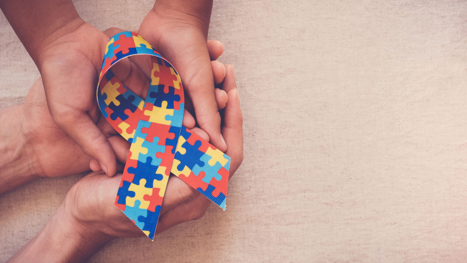 MPAC realiza adesivaço em frente à nova sede em apoio ao Mês do Autismo