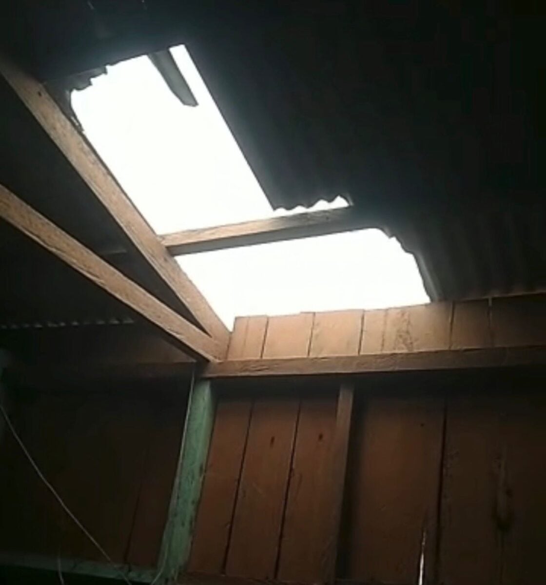 Temporal com ventos fortes causa danos em residências