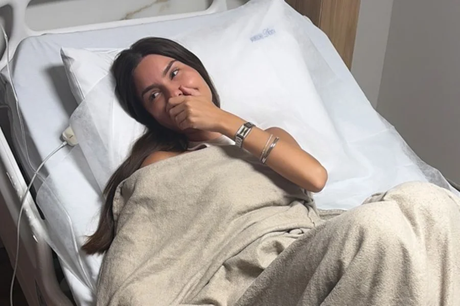 A influenciadora e ex-participante do Big Brother Brasil, Thais Braz, usou suas redes sociais neste domingo (29/03) para tranquilizar os seguidores e fazer um alerta importante após ser internada às pressas no sábado.