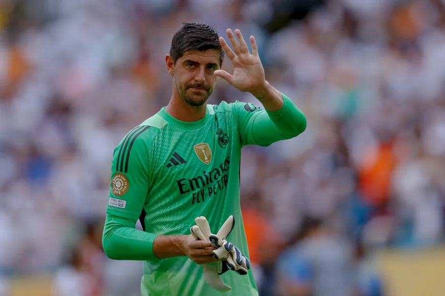O Real Madrid sofreu um duro golpe em suas pretensões continentais nesta quinta-feira (19/03). O clube espanhol emitiu um comunicado oficial confirmando que o goleiro Thibaut Courtois sofreu uma nova lesão e será desfalque certo para os confrontos das quartas de final da UEFA Champions League.