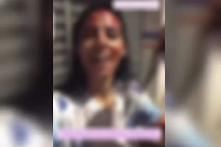 ma ocorrência de violência doméstica no bairro Benedito Bentes, em Maceió, terminou com um homem de 22 anos em estado grave e uma declaração chocante que viralizou nas redes sociais. Uma mulher foi detida nesta segunda-feira (23/03) após desferir múltiplos golpes de faca contra o companheiro. Em vídeo gravado logo após o crime, ela afirma: “Eu vou presa, mas vou feliz. Esse sangue aqui não é meu, não, é dele”.