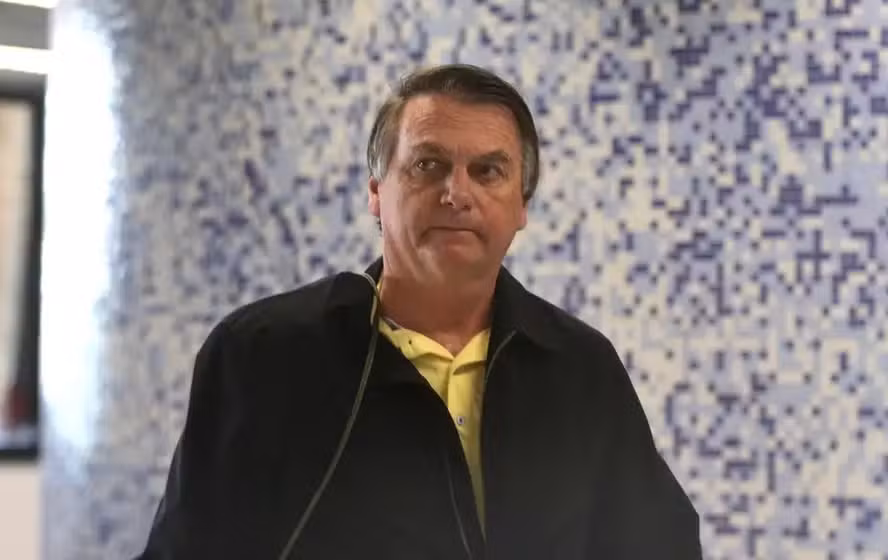 O ex-presidente Jair Bolsonaro apresentou uma "significativa melhora" em seu estado de saúde e deve deixar o hospital nesta sexta-feira (27/03). A informação foi confirmada na manhã desta quarta-feira (25/03) pelo médico Brasil Ramos Caiado, integrante da equipe que acompanha o político no tratamento de uma pneumonia.