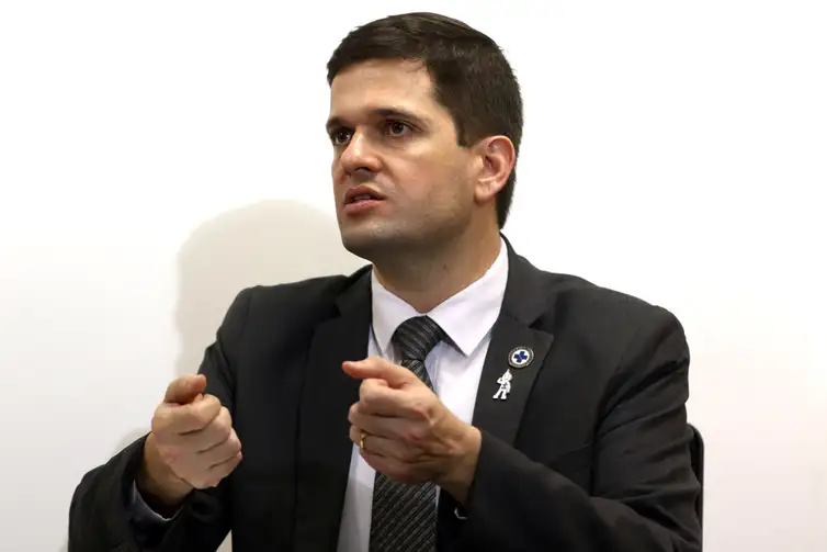 Tânia Rêgo/Agência Brasil Rio de Janeiro (RJ), 07/07/2023 - O diretor do Programa Nacional de Imunizações, Eder Gatti, concede entrevista após live com o presidente da Sociedade Brasileira de Pediatria (SBP), Clóvis Francisco Constantino na sede da SBP. Foto: Tânia Rêgo/Agência Brasil