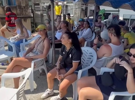 Turistas enfrentam fila de até duas horas para gravar vídeo com drone