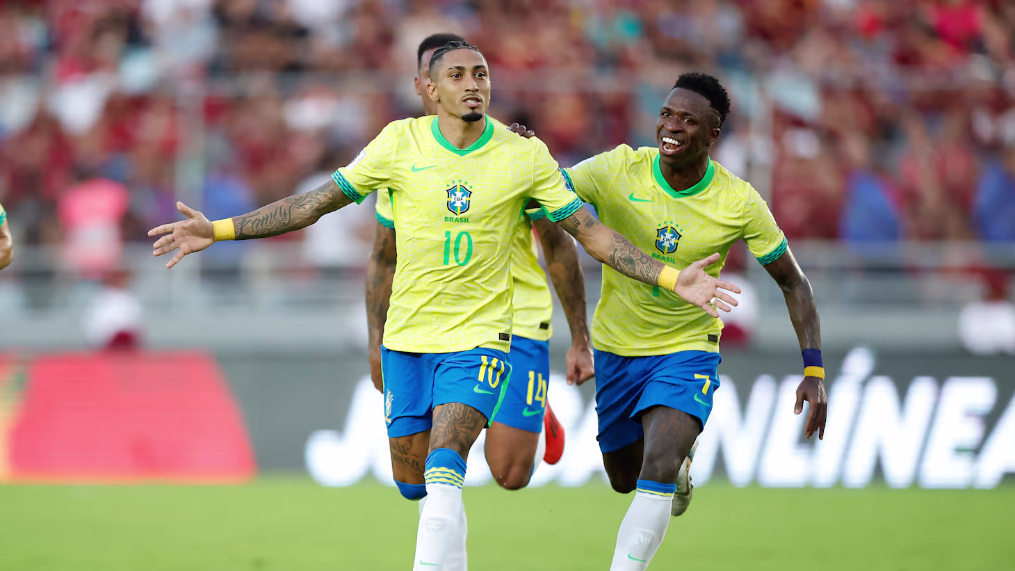 O técnico Carlo Ancelotti realiza nesta segunda-feira (16/3), às 15h30 (horário de Brasília), a convocação da Seleção Brasileira para os últimos amistosos antes da Copa do Mundo de 2026. O anúncio será feito na sede da Confederação Brasileira de Futebol (CBF) e transmitido ao vivo pela CBF TV e pela CNN. A lista de jogadores chamada servirá para os amistosos contra a França, no dia 26 de março, em Boston, e contra a Croácia, no dia 31 de março, em Orlando. Estas partidas serão os últimos testes do treinador antes de definir a convocação final para o Mundial, prevista para 19 de maio. Os amistosos terão caráter estratégico, permitindo a Ancelotti observar ajustes táticos, entrosamento e o desempenho dos atletas que disputarão a Copa do Mundo. A expectativa é de que a convocação inclua tanto nomes experientes quanto jovens talentos que vêm se destacando na temporada internacional e nacional. A CBF reforça que a lista completa de jogadores será divulgada oficialmente apenas no horário marcado, mas a cobertura ao vivo promete revelar detalhes sobre escolhas e possíveis surpresas na equipe brasileira.