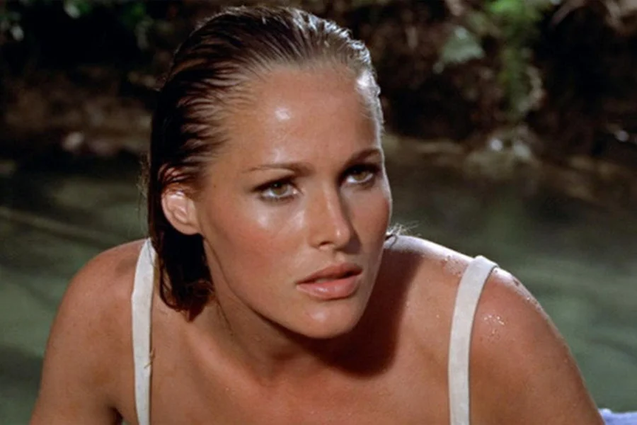 A atriz suíça Ursula Andress, mundialmente famosa por interpretar a icônica Honey Ryder no primeiro filme da franquia James Bond, viveu um drama financeiro digno de roteiro de espionagem.