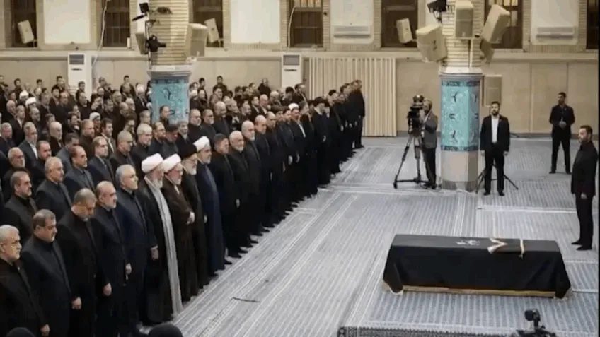Velório de Ali Khamenei reúne multidão em Teerã
