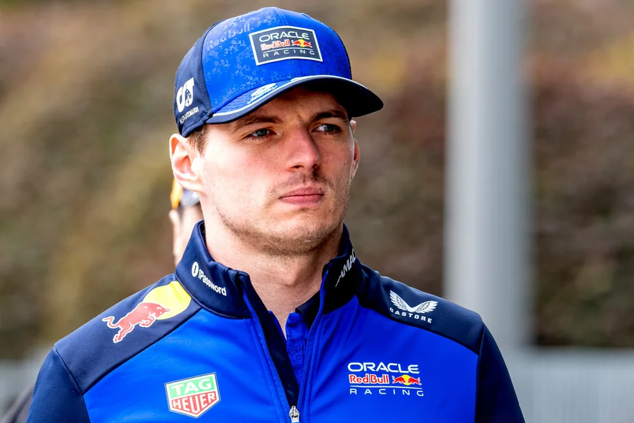 A crise técnica da Red Bull Racing neste início de 2026 deu asas a boatos de que Max Verstappen estaria considerando pendurar o capacete. Após terminar o GP do Japão na oitava posição e declarar que "não está gostando da Fórmula 1 como um todo", o holandês viu seu futuro ser questionado. Contudo, o chefe da equipe, Laurent Mekies, foi enfático ao negar qualquer conversa interna sobre o assunto.