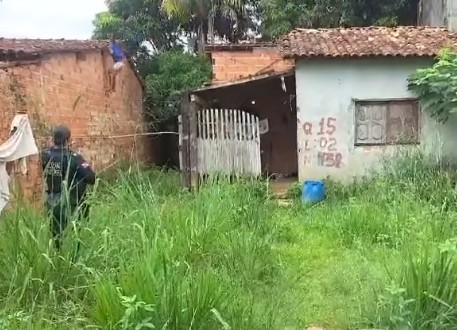 Tentativa de fuga pelo telhado termina com salto mal calculado, tijolos caindo e suspeito cercado pela polícia. Internautas brincaram que os “poderes do Homem-Aranha” falharam.