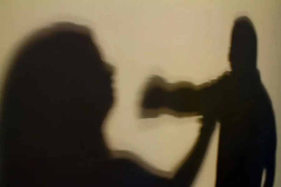 Um caso de violência sistêmica chocou a cidade de Cubatão, no litoral de São Paulo, nesta semana. Um homem de 35 anos foi detido em flagrante pela Guarda Civil Municipal (GCM) em duas ocasiões distintas, em um intervalo de menos de uma semana, por crimes que vitimaram mulheres em contextos diferentes.