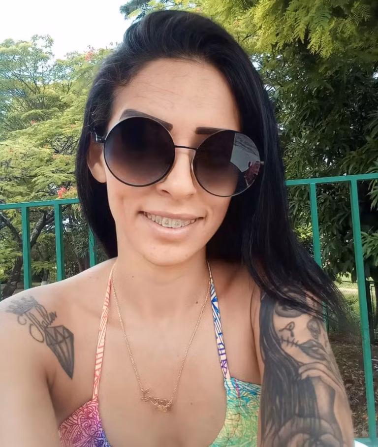 Mulher é morta a facadas dentro de casa; filho de 10 anos chamou a polícia