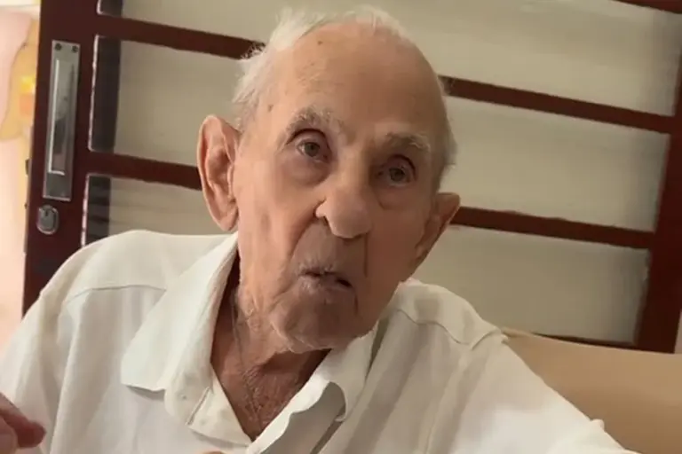 Vovô Anesio quebrou o quadril após tropeçar na cama.