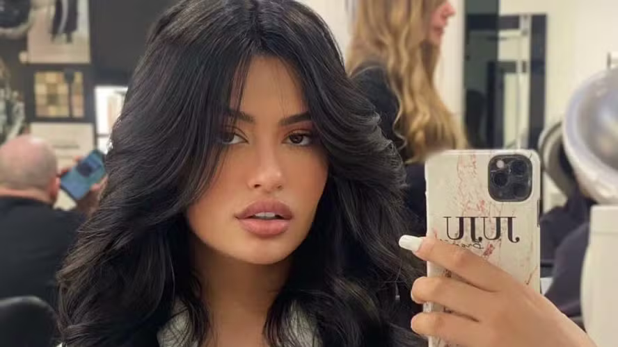 A influenciadora Júlia Medeiros, de 24 anos, conhecida mundialmente pela impressionante semelhança com a empresária Kylie Jenner, quebrou o silêncio sobre um capítulo doloroso de sua vida íntima.