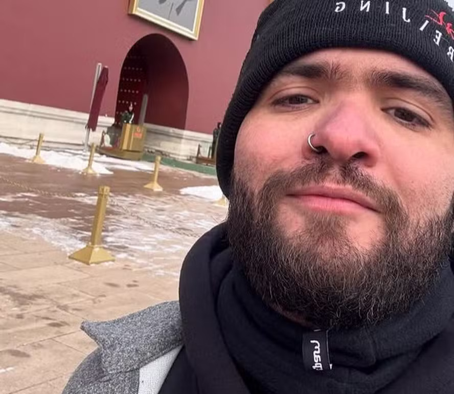 O nome de Tiago Santineli, de 33 anos, domina os debates sobre limites do humor e liberdade religiosa nesta segunda-feira (23/03). O comediante foi levado à delegacia na noite do último sábado, em Belo Horizonte, após uma confusão generalizada no Teatro da Maçonaria.