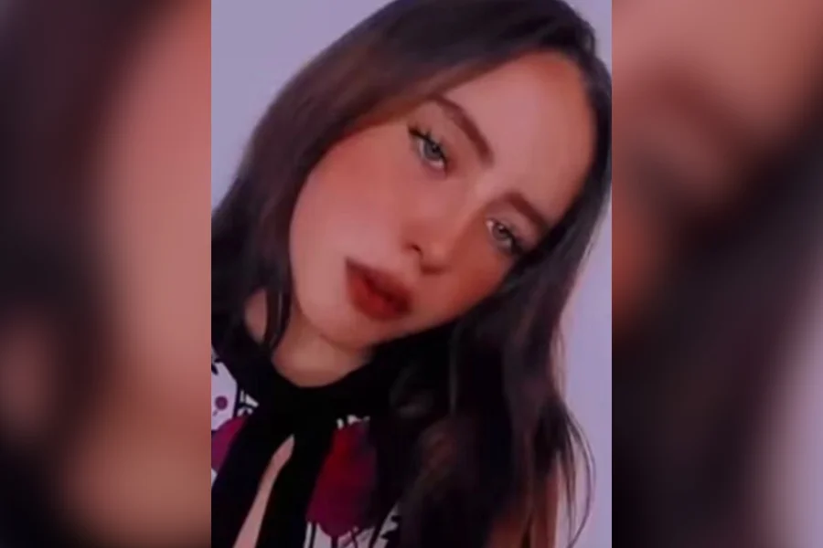 A Polícia Civil da Bahia (PCBA) elucidou em menos de 48 horas o assassinato de Manuela Vieira Matos Silva, de 23 anos. O corpo da jovem foi localizado no último domingo (29/03) dentro do freezer de uma geladeira em uma residência no bairro Alto Maron, em Vitória da Conquista. Segundo a perícia, o cadáver já apresentava estado avançado de congelamento.