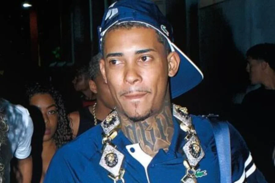 O assalto à mansão de Marlon Brendon Coelho Couto Silva, o MC Poze do Rodo, revela detalhes cada vez mais perturbadores. Em depoimento à Polícia Civil (PCERJ), o funkeiro relatou que os cerca de oito criminosos encapuzados que invadiram sua casa na madrugada desta terça-feira (31/03) utilizaram celulares para registrar toda a violência praticada contra as vítimas.