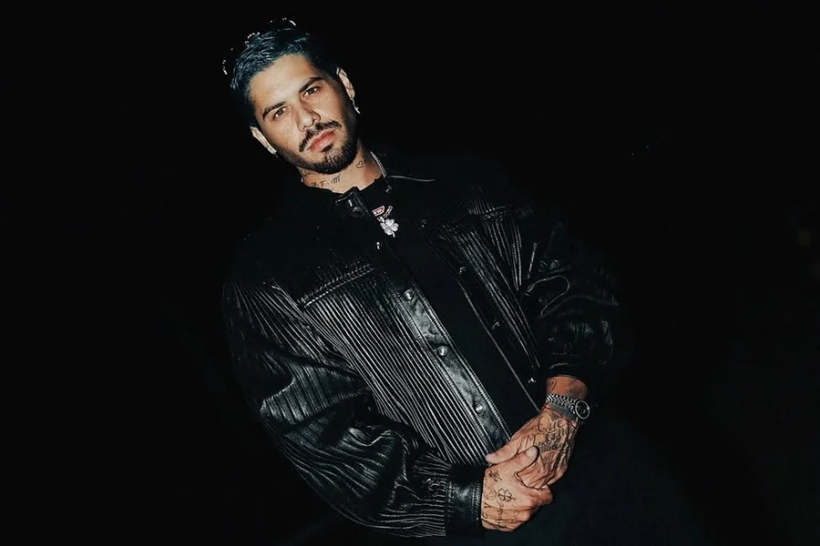 Zé Felipe reage com fala polêmica sobre dar flores para Virginia e Ana.