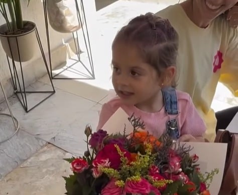 Zé Felipe surpreende filhas e mãe com buquê de flores