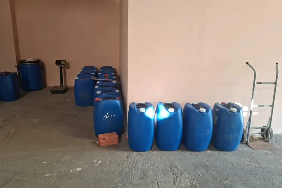 No local, os policiais da Divecar prenderam uma mulher de 70 anos, identificada como a gestora da fábrica clandestina. De acordo com a Polícia Civil, o marido da suspeita já possui histórico criminal e cumpre pena em regime semiaberto por crimes contra o patrimônio e tributários.