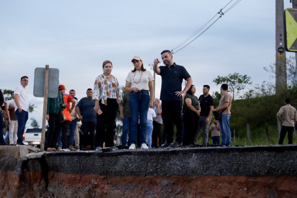 Mailza vistoria deslizamento e enviará insumos para obras em Tarauacá
