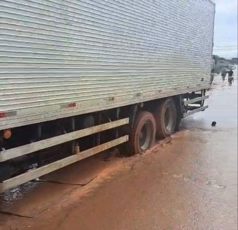 Grave! Caminhão atola em via pública no Centro de Sena; vídeo