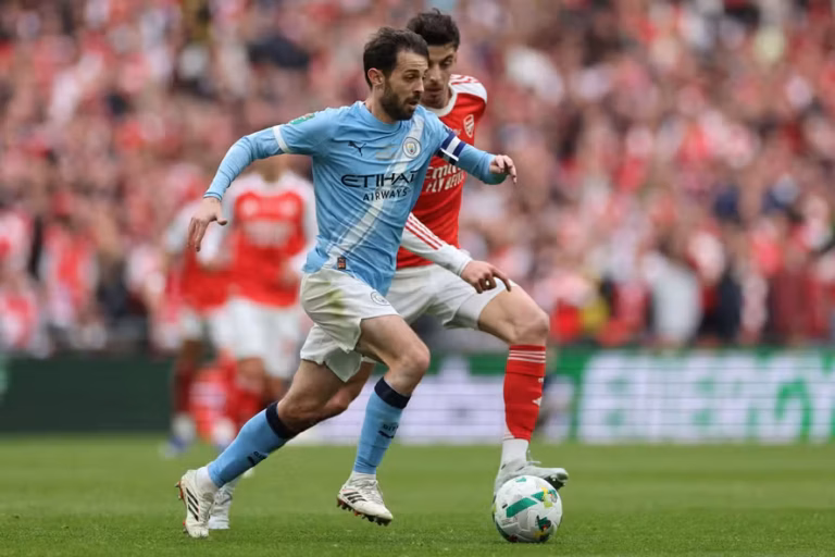 Agora é oficial: o Manchester City confirmou nesta quinta-feira (16/04) que o meia Bernardo Silva deixará o clube ao final desta temporada. O jogador de 31 anos encerra uma trajetória lendária de nove anos no Etihad Stadium, onde se tornou um dos pilares da era Pep Guardiola e conquistou o coração da torcida citizen.