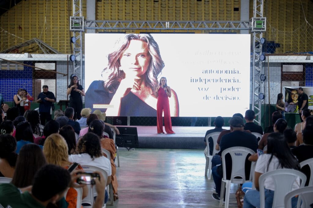 Governadora Mailza destaca liderança feminina em agenda no interior