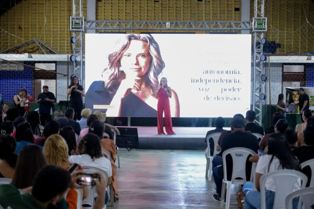 Governadora Mailza destaca liderança feminina em agenda no interior