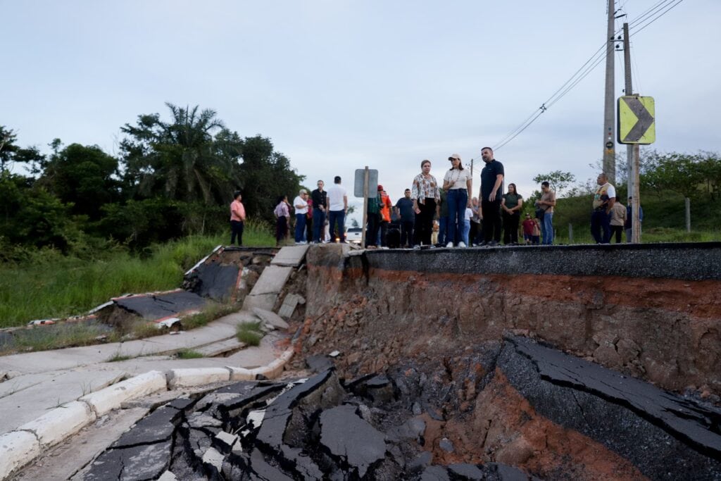 Mailza vistoria deslizamento e enviará insumos para obras em Tarauacá