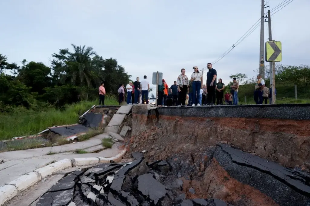 Mailza vistoria deslizamento e enviará insumos para obras em Tarauacá