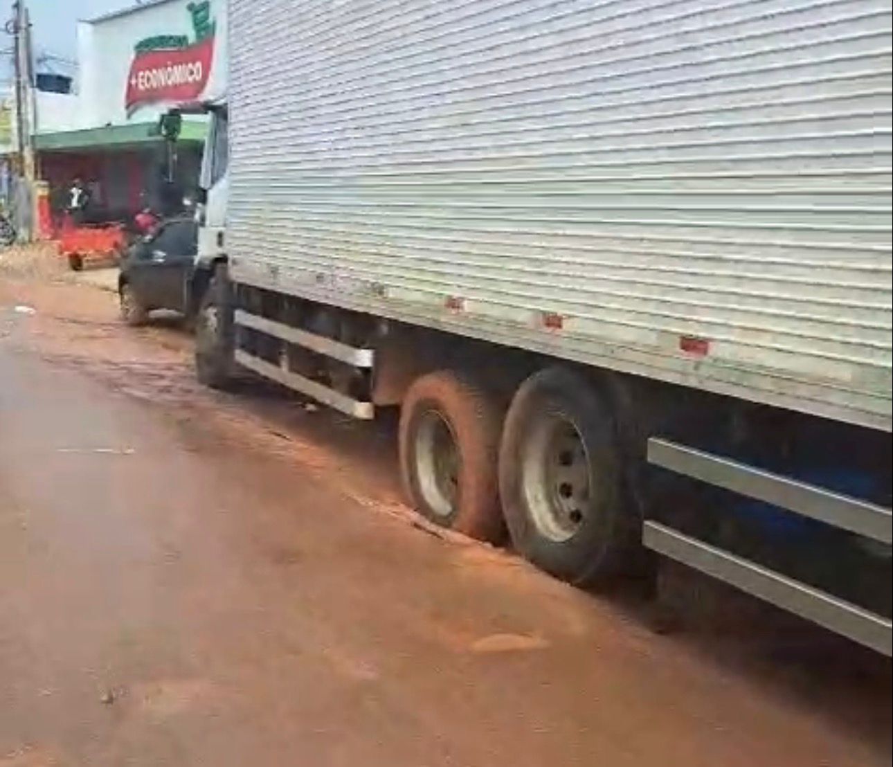 Grave! Caminhão atola em via pública no Centro de Sena; vídeo