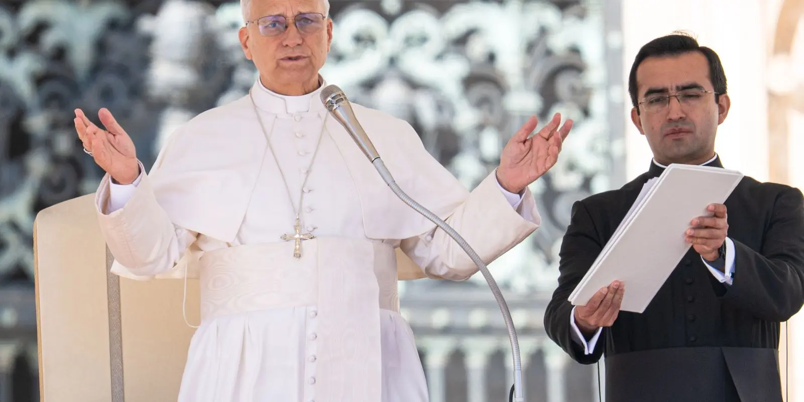 Papa pede fim da guerra, enquanto EUA e Irã negociam paz
