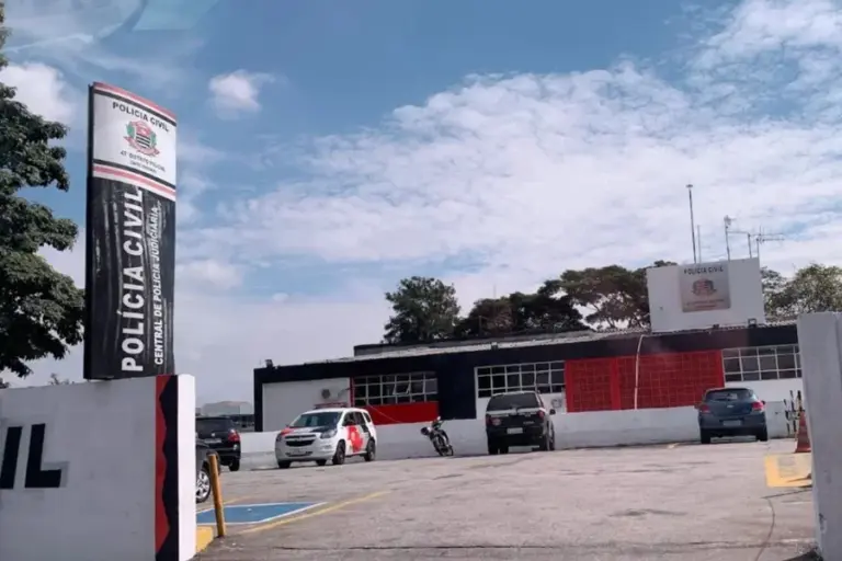 Cozinheira esfaqueia ex-namorada por não aceitar término