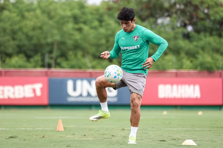 O torcedor tricolor mal teve tempo de comemorar o retorno do seu maior artilheiro. Nesta sexta-feira (10/04), o Fluminense confirmou que Germán Cano, de 38 anos, sofreu uma lesão no músculo reto anterior da coxa direita.