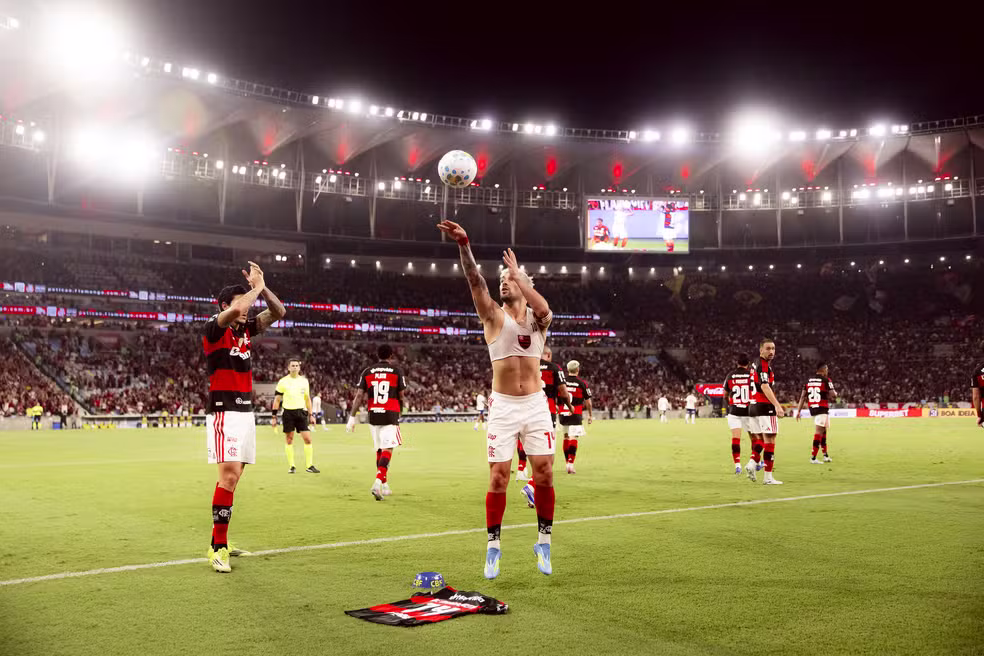 Arrascaeta veste a 14 e celebra gol com gesto de basquete no Maracanã