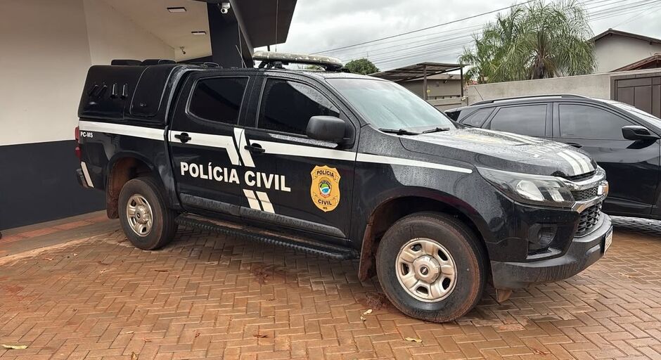 A Polícia Militar de Mato Grosso do Sul prendeu em flagrante, na noite desta terça-feira (14/04), um homem de 41 anos acusado de tentar assassinar a própria esposa no bairro Santo André, em Ribas do Rio Pardo. O agressor, que estava em estado de fúria e embriagado, perseguiu a vítima com uma faca de cozinha após proferir ameaças de morte.