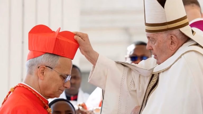 Um ano sem Francisco: Papa Leão XIV rende homenagens ao antecessor durante viagem à África