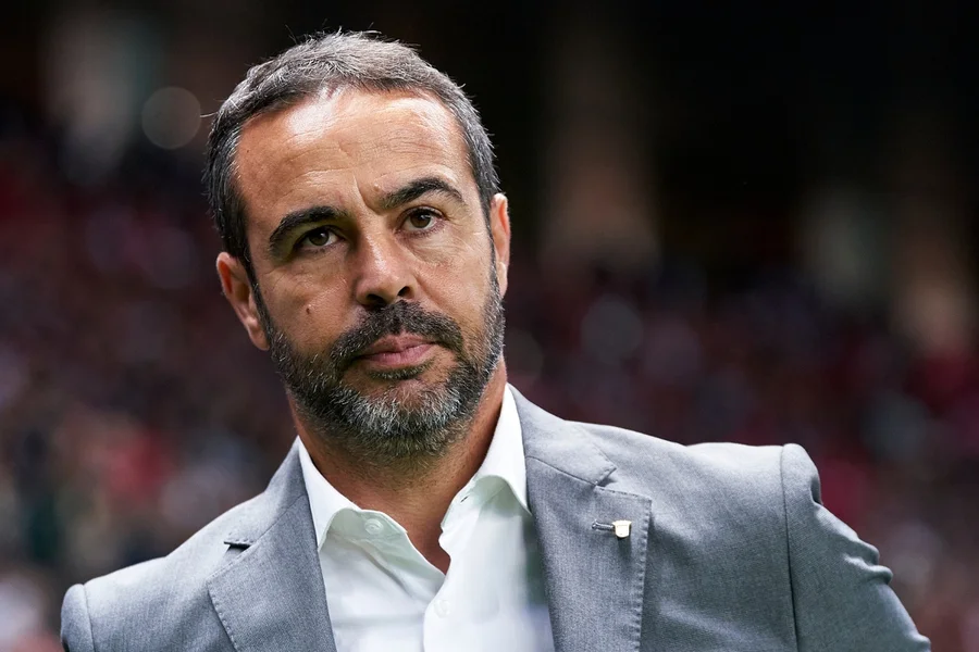 O Cruzeiro volta a campo nesta quarta-feira (01/04), às 20h, com uma energia renovada nos bastidores. Após a demissão relâmpago de Tite, o português Artur Jorge faz sua estreia oficial no comando técnico do Cabuloso. O desafio é hercúleo: o time mineiro ocupa a última posição da tabela, com apenas 4 pontos e nenhuma vitória conquistada até o momento.