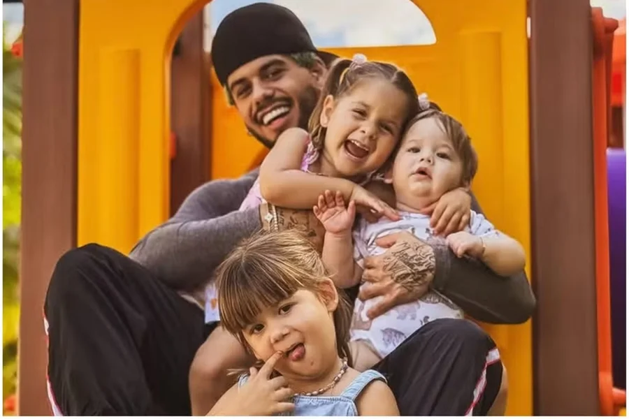 A saudade bateu forte e trouxe consigo novas regras. Enquanto Virginia Fonseca segue em Orlando acompanhando o namorado Vinicius Jr. com os filhos, Zé Felipe desabafou com seus seguidores nesta quarta-feira (01/04).